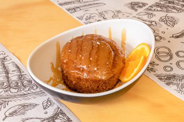 Ekstra yumuşak tofu hazırlığı. Tofu pudingi de denir.