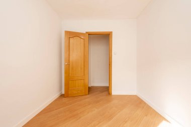 Meşe ağacından kapısı olan yeni boyanmış boş bir oda.