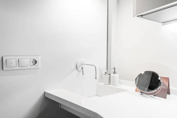 Tuvaletin Lavabosu Aynalar Sabun Tabaklarıyla Modern Dekorasyonla Dolu — Stok fotoğraf