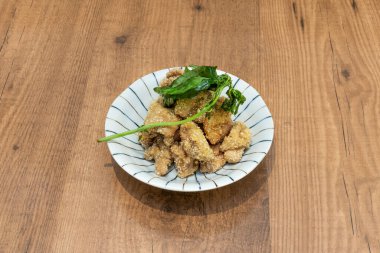 Lezzetli Kore usulü kızarmış tavuk köftesi.