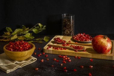 Olgun nar taneleri, yıldız anason tohumları ve düşen yapraklarla dolu sakin bir hayat.