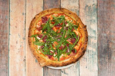 İberya jambonlu pizza roka ve kirazlı mozzarella peyniri.