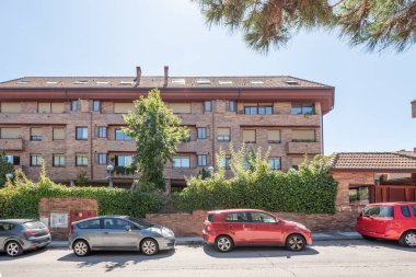 Ortak alanlarda, sarmaşıklı ve ağaçlı tuğladan yapılmış kentsel konutların cephesi