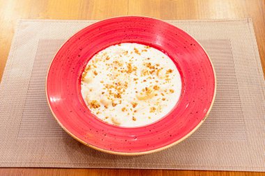 Gnocchi patates, un ve ricotta peynirinden yapılır. Friuli-Venezia Giulia ve Trentino-Alto Adige bölgelerinde iyi bilinen bir çeşitlilik vardır ve buna gnocchi di pan denir..