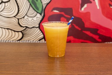 Vücuduna bir doz vitamin ve mineral vermek için bu vitamin suyundan bir bardak.