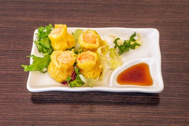 Siomay, Endonezya 'da fıstık sosunda servis edilen ve buğulanmış balık köftesinden oluşan bir yemektir. Hafif bir Çin Dim Sum olarak kabul edilir.