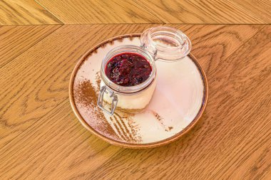 Cream cheese is a type of spreadable cheese that is obtained by curdling a mixture of milk and cream using lactic ferments. This type of cheese is usually consumed with bread