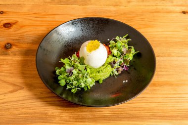 Burrata is a fresh cow's milk cheese, made of spun paste and round in shape, with an external appearance similar to that of mozzarella in the shape of a bag with the characteristic apical closure