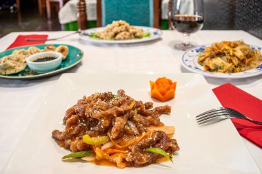 Beef strips in soy sauce with sugar, gives it that sweet touch that counteracts its rotundity. Vegetables should not be overcooked so that they do not lose their vitamins and become crisp.