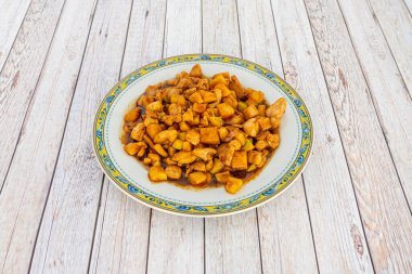 Chinese-style chicken with almonds is a classic of the nearby Chinese restaurants, and that everyone usually likes.