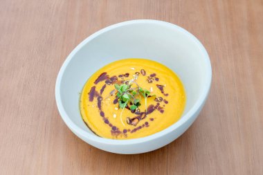 Pumpkin cream is the queen of all creams in our house, the favorite of adults and children, we like it cold in summer and hot in winter, as a first course at lunchtime and as a single dish for dinner