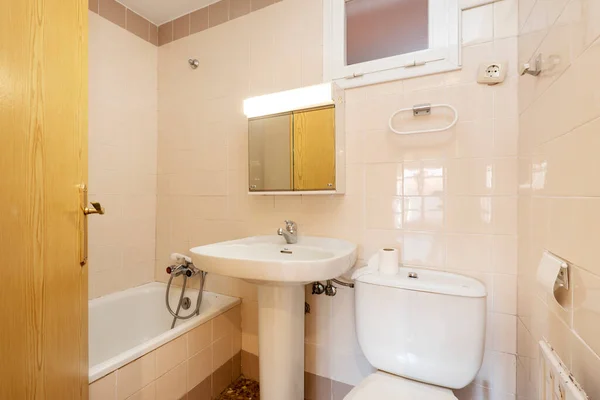 Conventional Toilet White Accessories Cream Walls — Fotografia de Stock