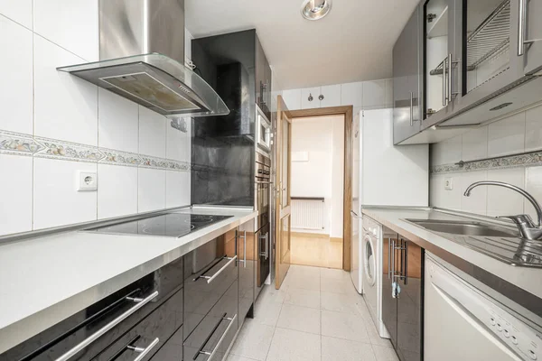Kitchen Appliances Black Cabinets Vacation Rental Apartment — Stock Fotó