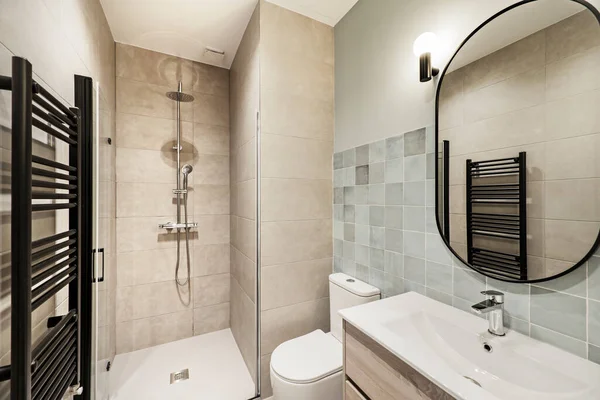 Modern Toilet Shower Black Towel Radiator Sink — Stok fotoğraf