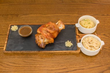 The pork knuckle is a part of the cutting of the pig: the knuckle located between the union of the two bones of the leg where the elbow is formed