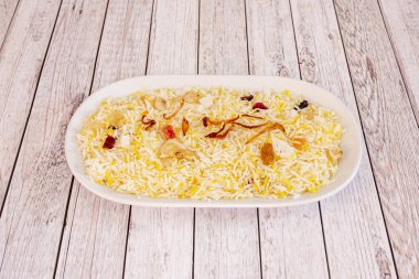 Pilau rice is much more interesting than boiled rice. Flavored with cardamom, cumin, turmeric, cinnamon and bay leaves, it is a delicious accompaniment to all kinds of savory dishes, spicy or not