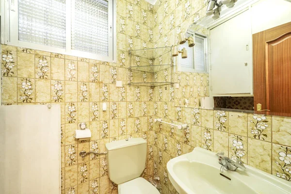 Kitsch Toilet Yellow Tiles Silk Screened Flowers — Zdjęcie stockowe