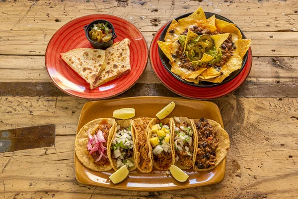 Comida Tradicional Mexicana Combinada Con Una Degustación Tacos Variados Quesadillas — Foto de Stock