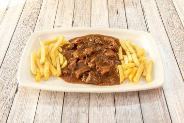 This dish is cooked based on birds and game and belongs to the traditional cuisine dishes. It is consumed mainly during the Fall / Winter, and is usually served to diners as a second course.