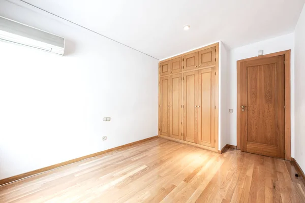 Empty Room Built Oak Wardrobe Oak Parquet Floors Air Conditioning — Stock Fotó