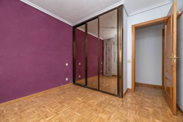 Empty Room Purple Wall Built Wardrobe Sliding Mirror Doors — стоковое фото