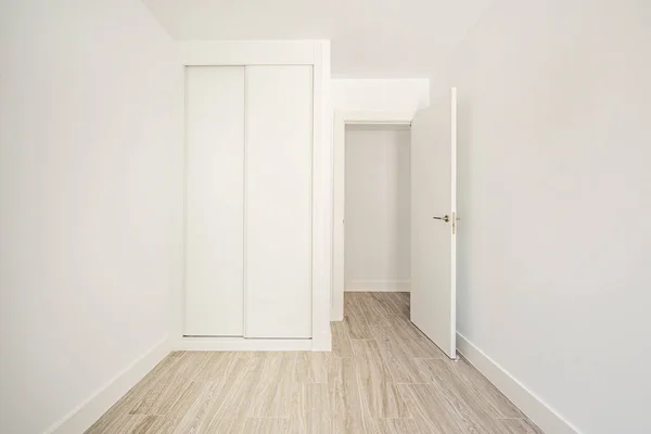 Room Built Wardrobe Sliding Doors White Wood Carpentry Porcelain Stoneware — стоковое фото