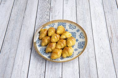 Kruvasan, Avusturya kökenli bir pastanedir ve Fransa 'da puf böreği versiyonu geliştirilmiştir. Maya, tereyağı ya da margarin içeren özel bir poğaça ile yapılır.