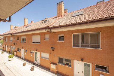 İki katlı ve tavan arası olan yarı müstakil tek aile evleri.