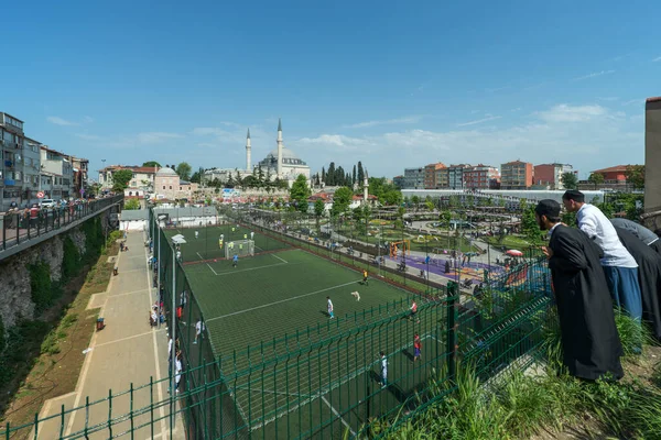 Campos Futebol Base Com Fãs Uma Mesquita Fundo Uma Área — Fotografia de Stock