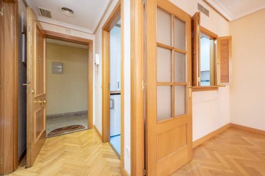 Ringbone parke zeminli ve hafif meşe marangozlu bir evin dağıtıcısı.