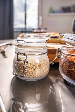 Gri metal masada çeşitli baharat kavanozları