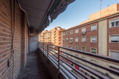 Bir şehir konutunda gözcü terası