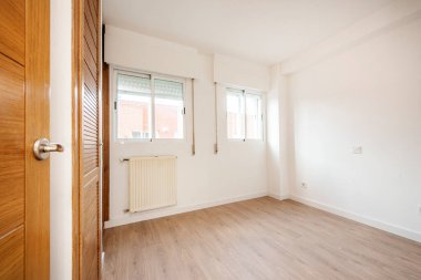 İki pencereli oda ve Venedik kapısı olan gardırop.