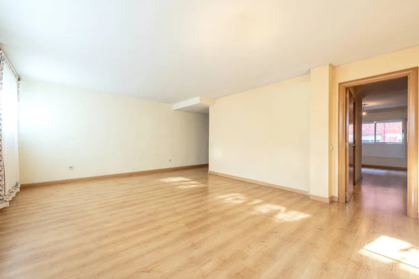 明るいオーク材の床と寝室への入り口を持つ大きな空のリビングルーム — ストック写真