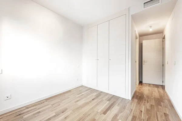 3つのセクションの組み込みワードローブ 白い塗料 寄木細工の床とダクトエアコン付きの空の部屋 — ストック写真