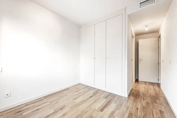 Habitación Vacía Con Armario Empotrado Tres Secciones Pintura Blanca Suelos — Foto de Stock