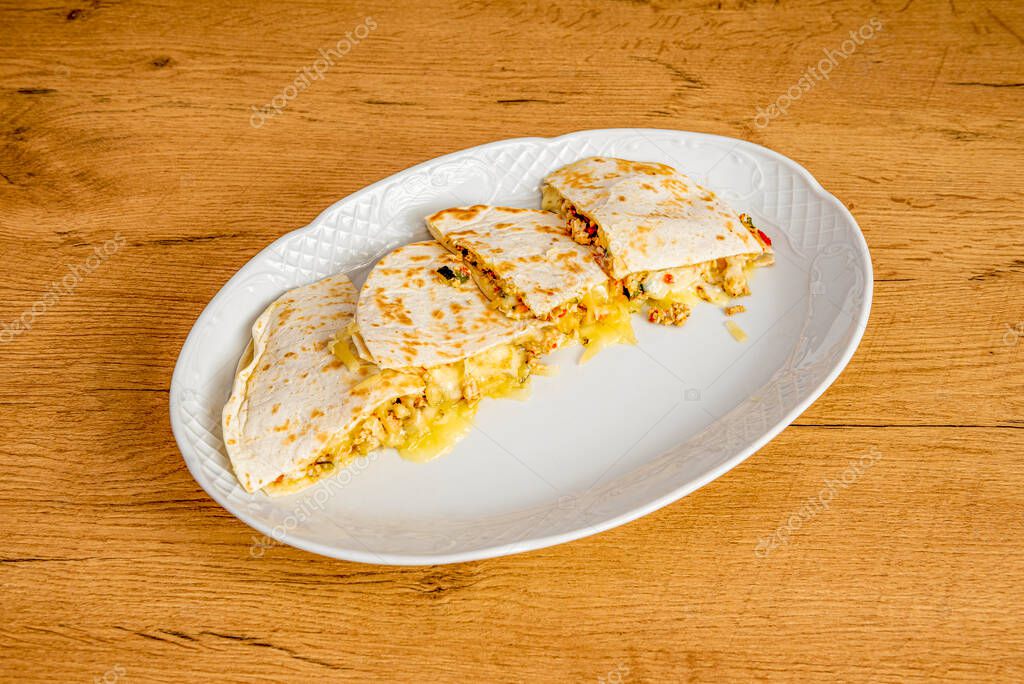 Tortilla de maíz o trigo, doblada por la mitad que, dependiendo de la región, se puede rellenar