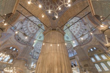 İstanbul 'daki Mavi Cami Katedrali' nin çok renkli kubbeleri ve kolonları