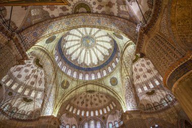 İstanbul 'daki Mavi Cami Katedrali' nin çok renkli kubbeleri ve kolonları