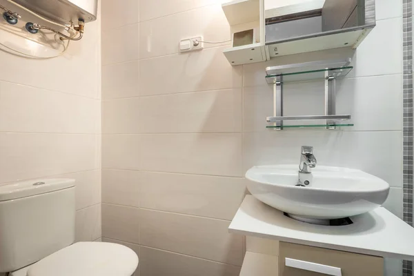 Kis Fürdőszoba Porcelán Mosdóval Vel — Stock Fotó