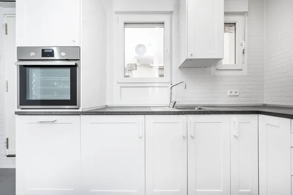 白いキャビネット 白いレンガの壁 灰色のカウンター ステンレス製のシンク付きのバケーションレンタルキッチン — ストック写真