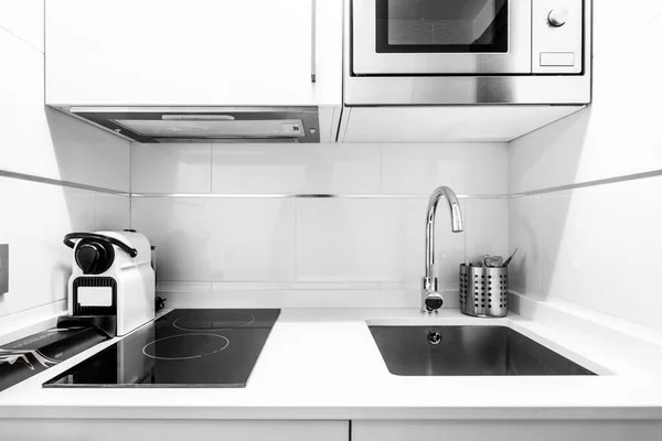 小而简单的工作室厨房 配有陶瓷滚筒 微波炉和白石台面 — 图库照片