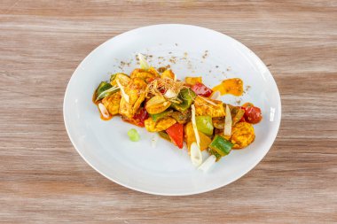 Kadai Tavuğu lezzetli, baharatlı ve lezzetli bir yemektir. Tavuk, soğan, domates, zencefil, sarımsak ve taze baharatlarla yapılır..