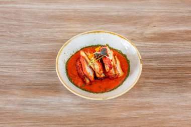 Tereyağlı tavuk Punjab 'dan gelen bir Hint yemeğidir. Tereyağlı tavuğun kökeni Moğol İmparatorluğu zamanından itibaren Bombay 'a kadar uzanıyor.