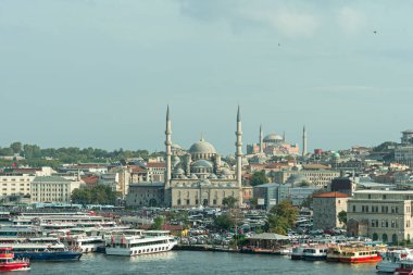İstanbul 'daki altın boynuz liman bölgesi yeni caminin yanında ve arka planda Santa Sofia katedrali camii.