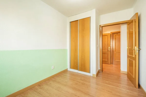 房间墙壁涂成两种色调 衣柜里有滑动的木门 地板和门上有橡木木制品 — 图库照片