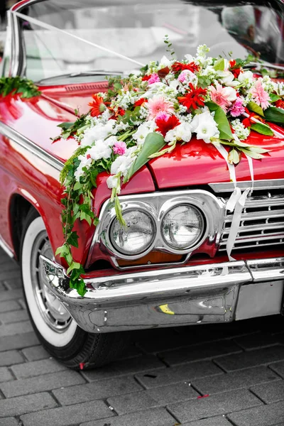Красный Кабриолет Цветами Свадьбы — стоковое фото