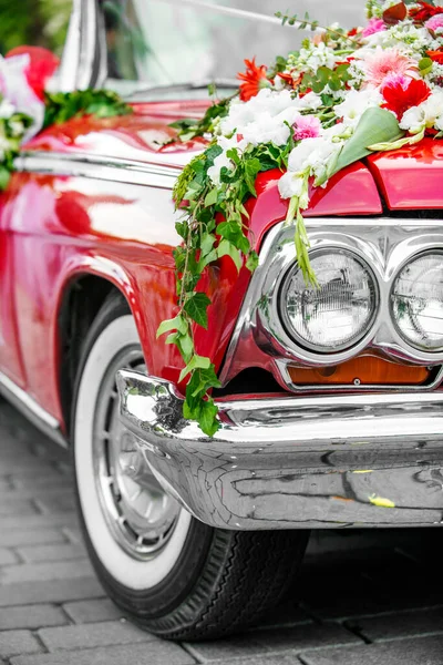 Voiture Convertible Rouge Avec Des Fleurs Pour Mariage — Photo