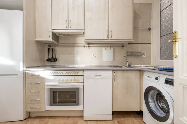 Cocina Muebles Color Claro Con Electrodomésticos Blancos Encimera Gris — Foto de Stock