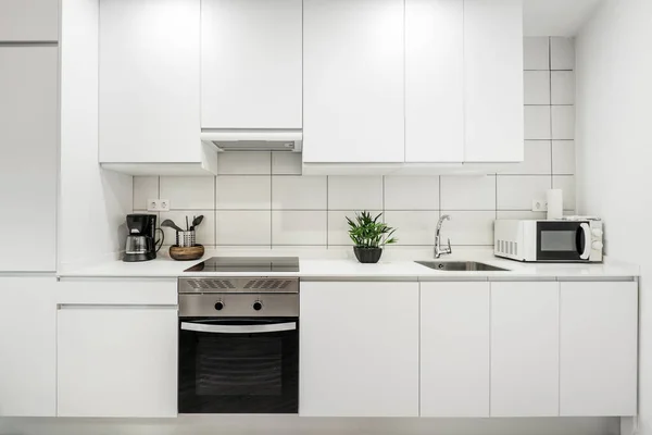 Parede Coberta Com Móveis Cozinha Branca Com Bancada Silestone Branco — Fotografia de Stock